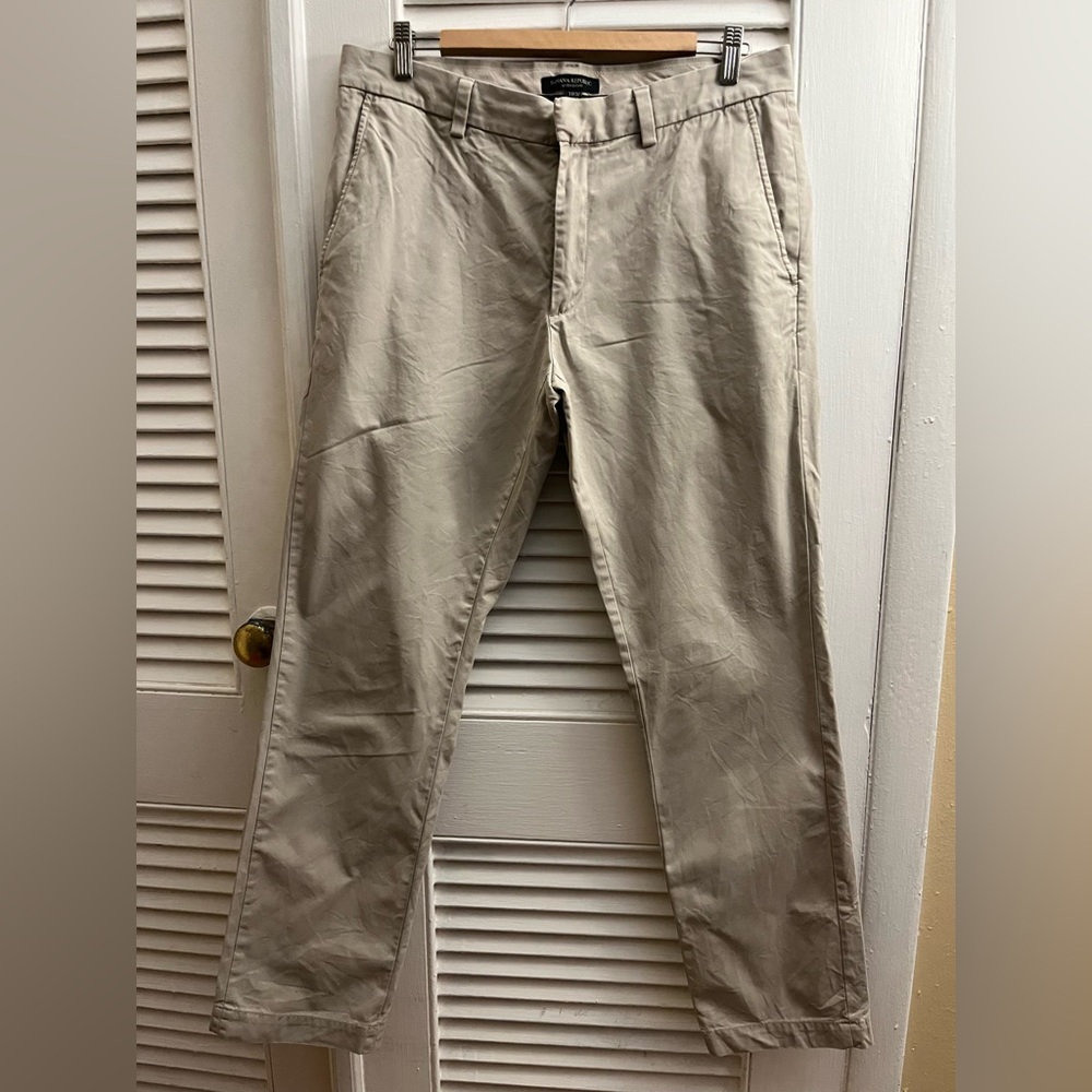 Banana Republic men’s chino pants. Size 33x32. Excellent condition